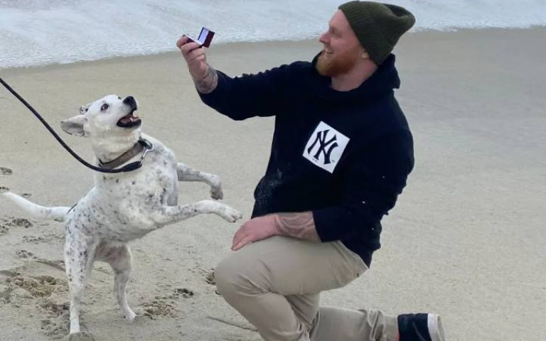 男友下跪求婚！　她還沒點頭「狗先猴急撲上」說YES