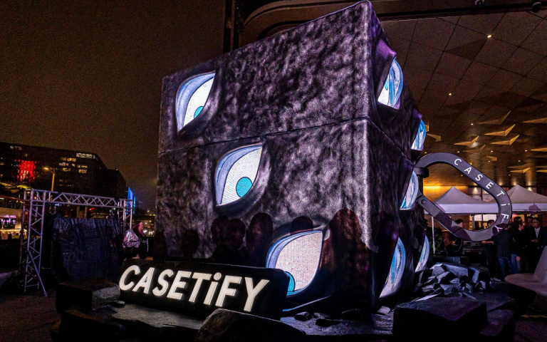 CASETiFY聯名《咒術迴戰》!巨型咒物「獄門疆」現身街頭,拍照打卡送限定貼紙!