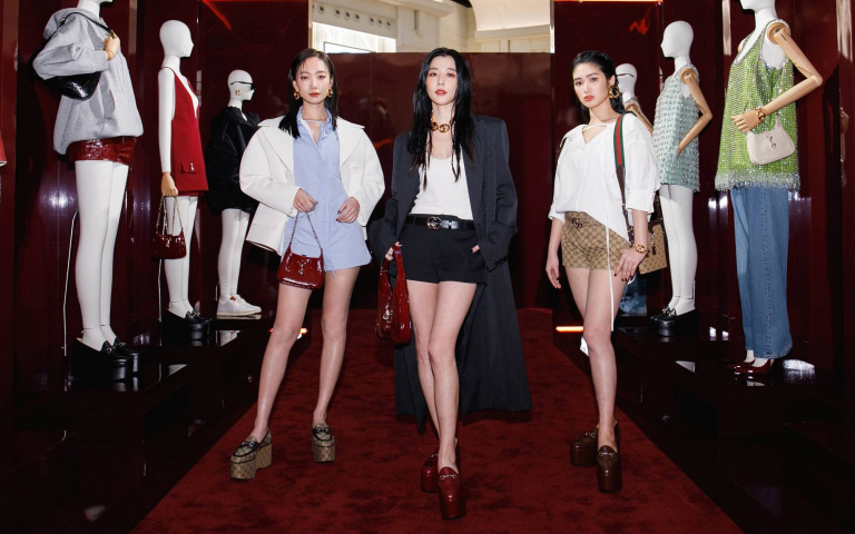 邵雨薇、吳卓源、雷嘉汭首度合體太吸睛！三人為「GUCCI ANCORA時尚藝術特展」化身ANCORA女伶大秀美腿！