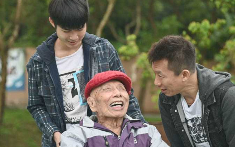 【娛樂TeaTime】攜子送愛心　郭子乾暖圈94歲粉絲