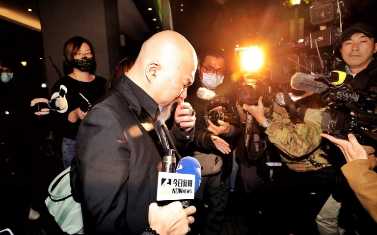 劉真靈堂關閉 辛龍不捨離開掩面哭泣