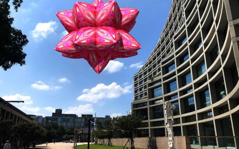 臺北文創上空漂浮虛擬能量球 透過手機APP互動合照 在藝術作品上留下身影