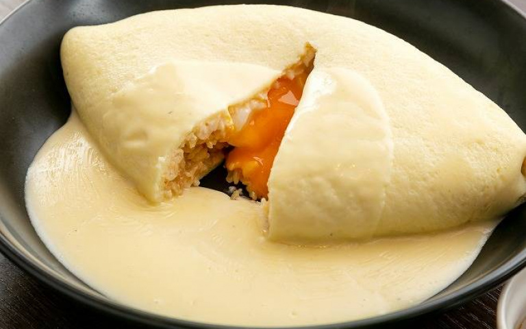 一定要相機先吃!切開流出濃郁蛋黃瀑布的「雪白蛋包飯」