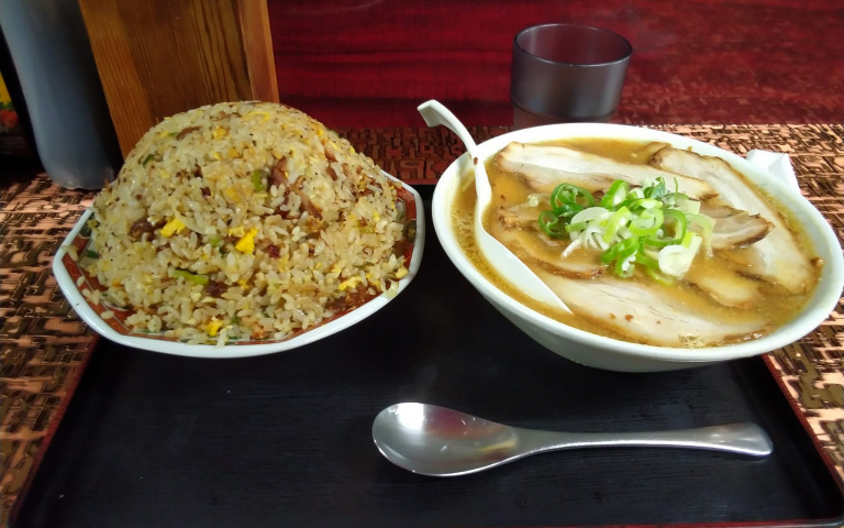 札幌名店之一!只要點盤炒飯 就會送一碗名叫「湯」的拉麵