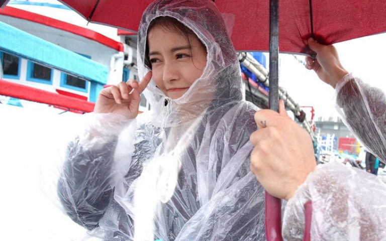 王樂妍寒流到港邊拍戲 淋雨妝全花掉
