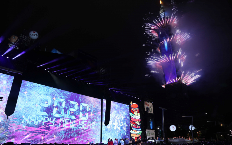 周湯豪有媽陪伴共度跨年　人妻楊丞琳獨留台北陪粉絲