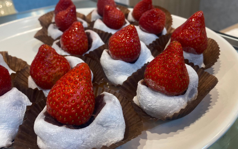 烘焙品牌「塩胖」推「香水草莓大福」！新竹攻城獅慕獅女孩擔任一日店長！