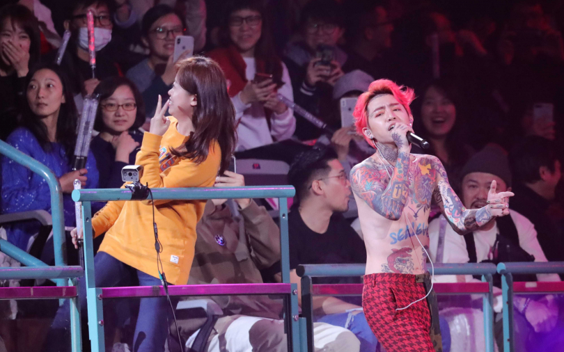 謝和弦攻蛋唱這首歌　氣氛怪怪的