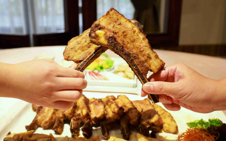 飯店謝師宴餐飲優惠！中式、西式2選1，享用爐烤戰斧豬、起司冷肉盤等美食！