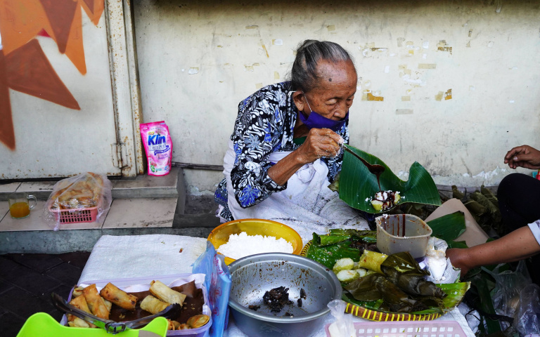 玩轉印尼日惹3／街邊嘗一口逾半世紀的樸實美味  體驗傳統蠟染DIY