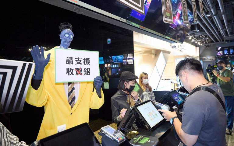 《陰間大法師》實景拍攝打造荒誕行為藝術！陰間使者「巴布縮頭怪」擔任一日店長與你相約來世！