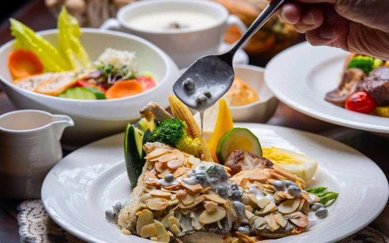 神旺酒店不限平假日3人同行享85折！牛肋眼、甜點盤、特調飲品吃爽爽！