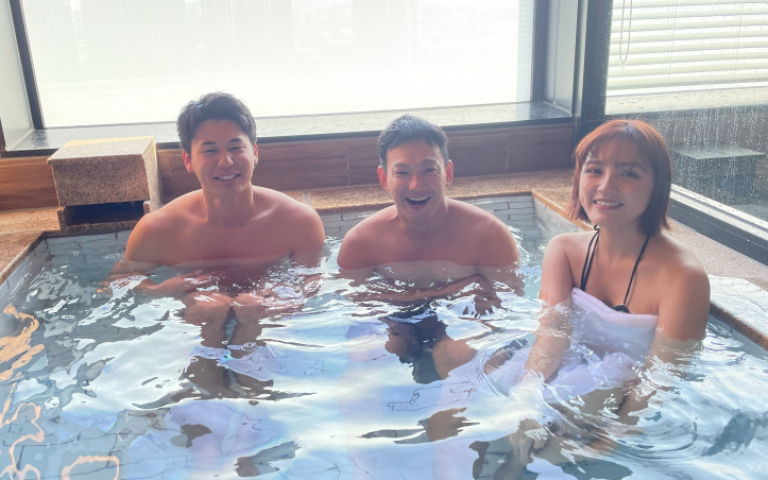 目睹風田泡湯露屁股　朵拉嚇壞緊閉眼