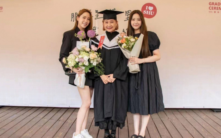 傅娟碩班畢業！歐陽妮妮、歐陽娣娣獻吻：我媽很厲害