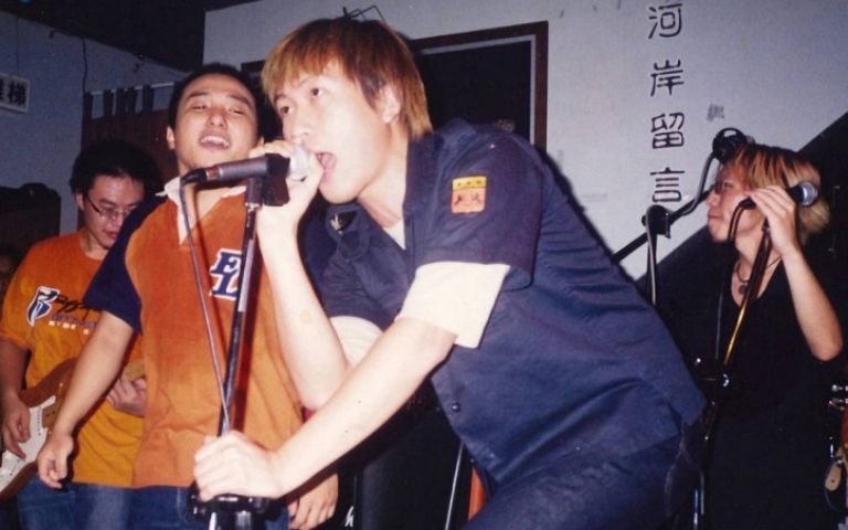 「河岸留言」熄燈號展出上千張經典時刻　五月天阿信青澀模樣出土