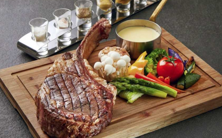 肉食控請注意！戰斧牛排任你吃VS.肋眼牛排生蠔宴　我全都要