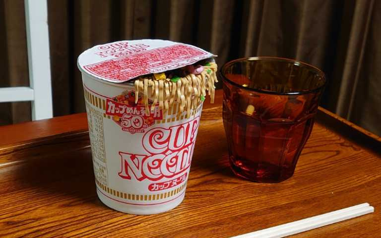 泡麵溢出來了?!日本網友自製「泡麵蓋」,均勻受熱的Q彈麵條出爐囉!