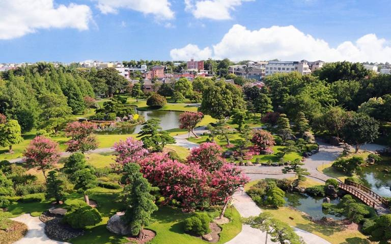 穿制服免費入園!彰化最美庭園紫薇花盛開 情侶「玩親親」享優惠