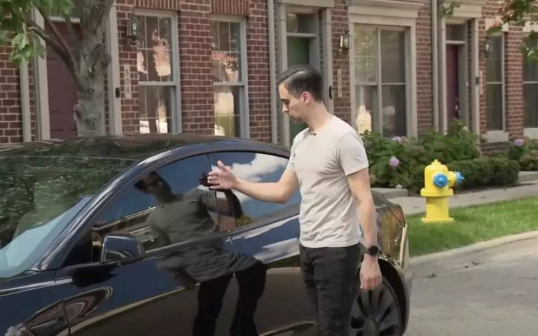 美國Tesla車主將「晶片植入手背」！伸手靠近愛車就能解鎖發動