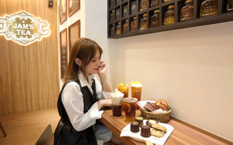 複合式手搖飲看過沒?奶茶、香橙咖啡第二杯5折,快揪姊妹淘喝下午茶