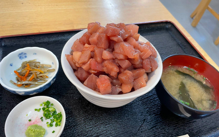 不喊停就會一直加!到清水港大啖滿出來、堆成小山的「鮪魚丼飯」