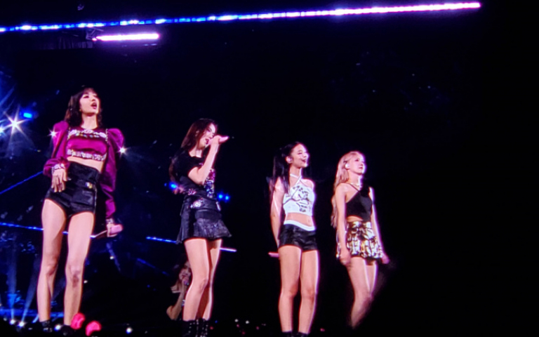 4.5萬觀眾震撼BLACKPINK　Jennie帶傷上陣甜喊「love you」