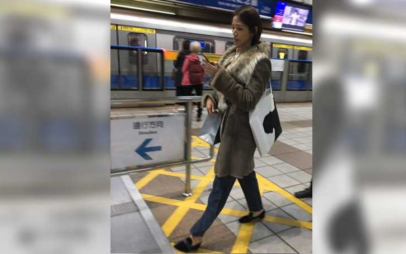 豪門女星「省錢搭捷運」　被直擊迷路...臉色青筍筍