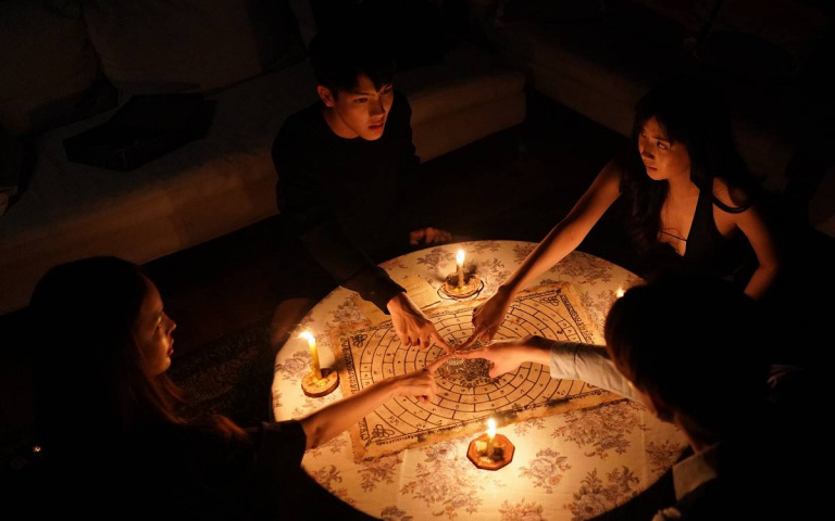 《鬼碟仙》：泰國女鬼Phi Am索命遊戲，你敢挑戰嗎？