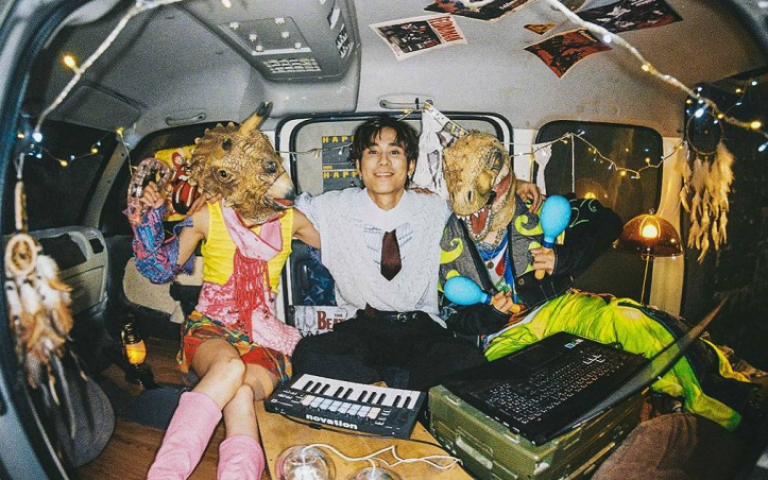 金曲男星合作恐龍「膝蓋受傷」　驚喊：好像侏羅紀公園