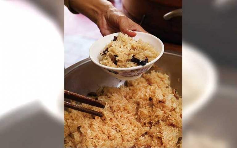 【透早呷台味2】阿萬油飯 醬汁提味