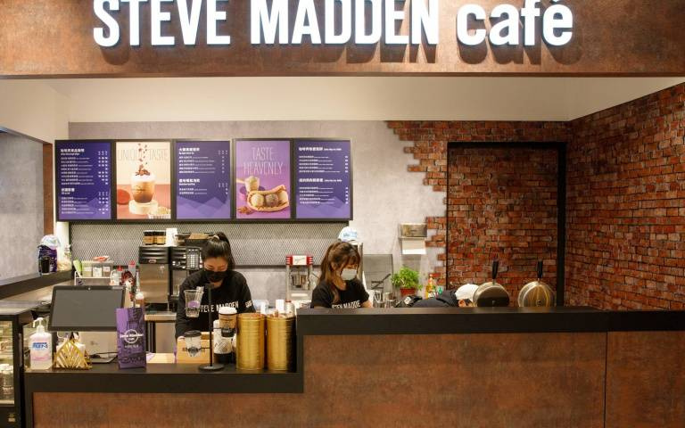 STEVE MADDEN插旗竹北遠百! 跨界聯名Coffee Alley咖啡弄打造時尚第三空間SM Café!