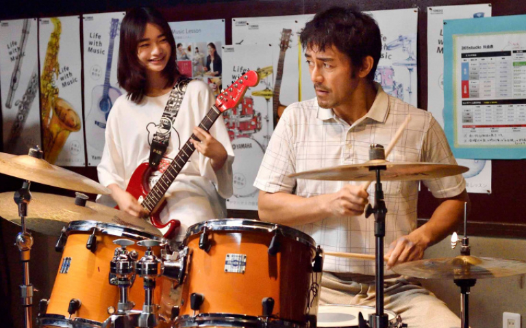 女星見阿部寬第一印象「好可怕」　看他練鼓萌樣改口「很可愛」