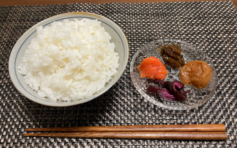 沒有電鍋時超好用的技巧！日本農林水產省教怎麼「用平底鍋煮飯」