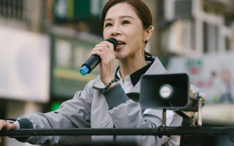 謝盈萱透早頂狂風拜票　鞭炮炸到「腦袋聲音聽不到」