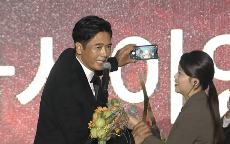 周潤發釜山影展領獎李安獻祝福　揪觀眾自拍還撂韓文超親民