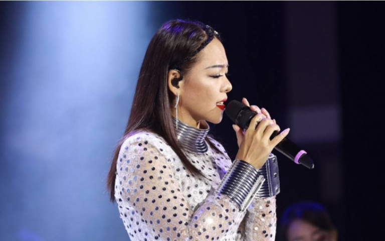 張惠妹低調現身觀眾席　力挺胞妹SAYA開唱