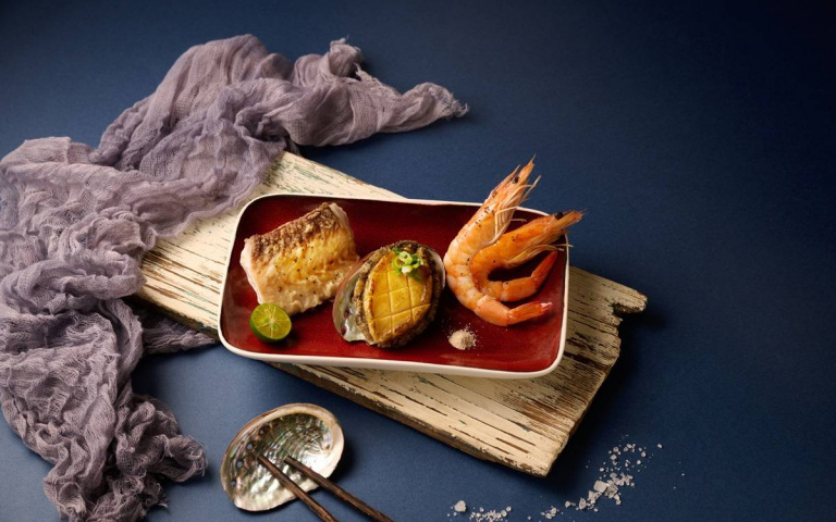 帶媽媽就加菜！鐵板燒兩大品牌打卡吃蝦、升級鮑魚海陸！