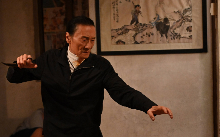 傳奇「四哥」再現狠勁！84歲謝賢在電影新作《殺出個黃昏》中耍蝴蝶刀，並直指兒子「謝霆鋒」搶明年香港影帝！