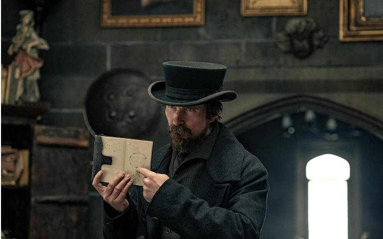 影爆點/「蝙蝠俠」克里斯汀·貝爾頹廢辦案 Netflix《淡藍之眸》解開連環殺人內幕
