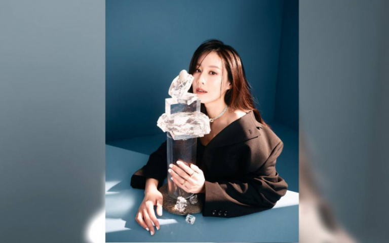 曾愷玹女兒竟已8歲！　凍齡登封面自揭「曾冷落丈夫」