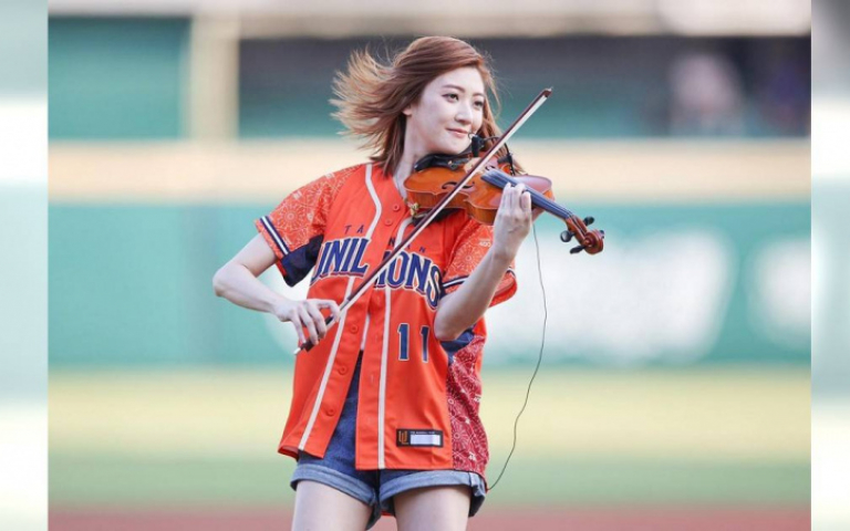 林逸欣返台南故鄉為統一獅開球　場上演奏小提琴直呼「圓夢了」