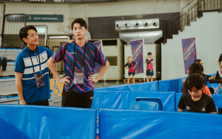 江宏傑首拍電影當教練　尬桌球拼球技輸給施名帥