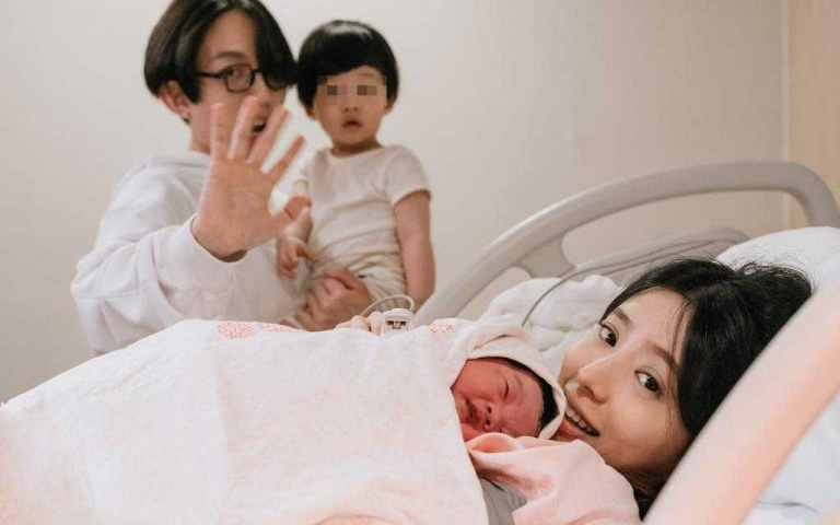 恭喜老爺賀喜夫人 !林宥嘉三年兩抱一對兒女湊成「好」字
