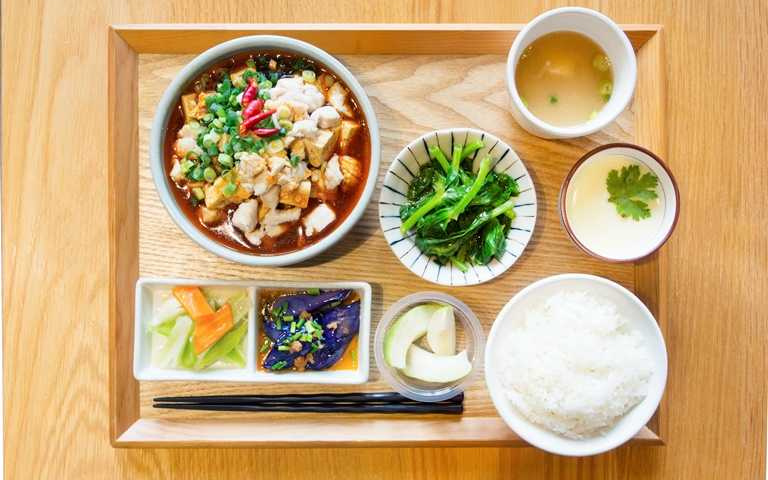 超市就是廚房!超文青「台菜定食」 午仔魚、醬瓜蒸肉和風上桌
