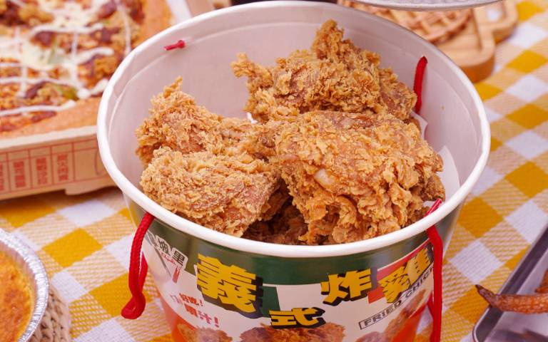 一塊只要15元!拿坡里「重量級腿排桶」200元有找,使用振興券還有折扣!