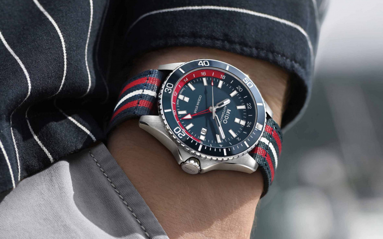 開心就換！「MIDO」推兩款新錶帶、雙時區，在異鄉也不孤單