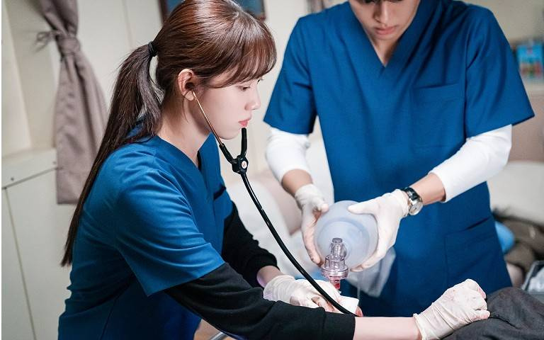 亞洲發燒星／李聖經醫師入魂《金師傅3》現場學動刀　收視破15%揪安孝燮跳情侶舞蹈