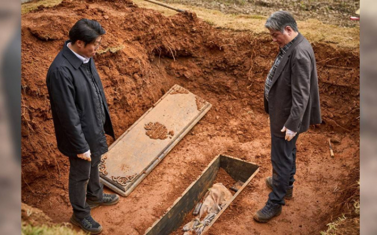 崔岷植《破墓》扮風水師狂吃土　讚金高銀太會「跳大神」：以為被神靈附體