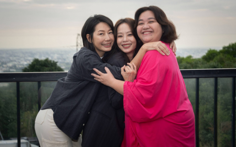 鍾欣凌挑戰當小三跨坐激吻 事前洗香香「真的很新鮮」