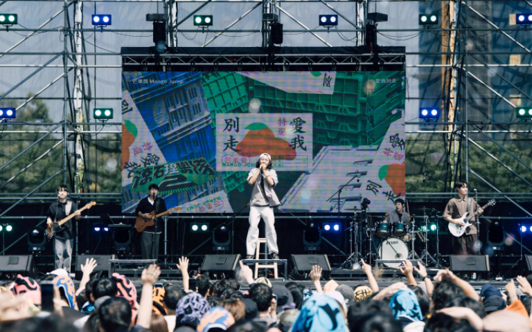 芒果醬翻玩張震嶽〈愛我別走〉引爆浪人祭大合唱